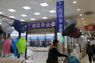 華人百元店 風(fēng)靡全境的“購物天堂”與商品批發(fā)貿(mào)易現(xiàn)象
